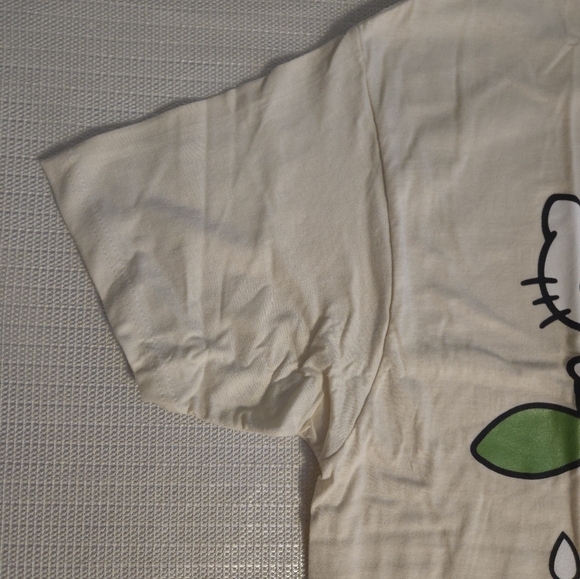 SANRIO Hello Kitty Beige Color Graphic T-Shirt Size Large Watering Plants NEW - Picture 3 of 12
